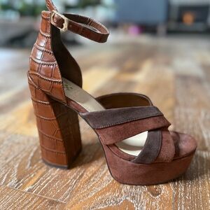 Vince Camuto Chunky Platform Heels Sandals / Brown Suede & Croc Accents. Size 8M
